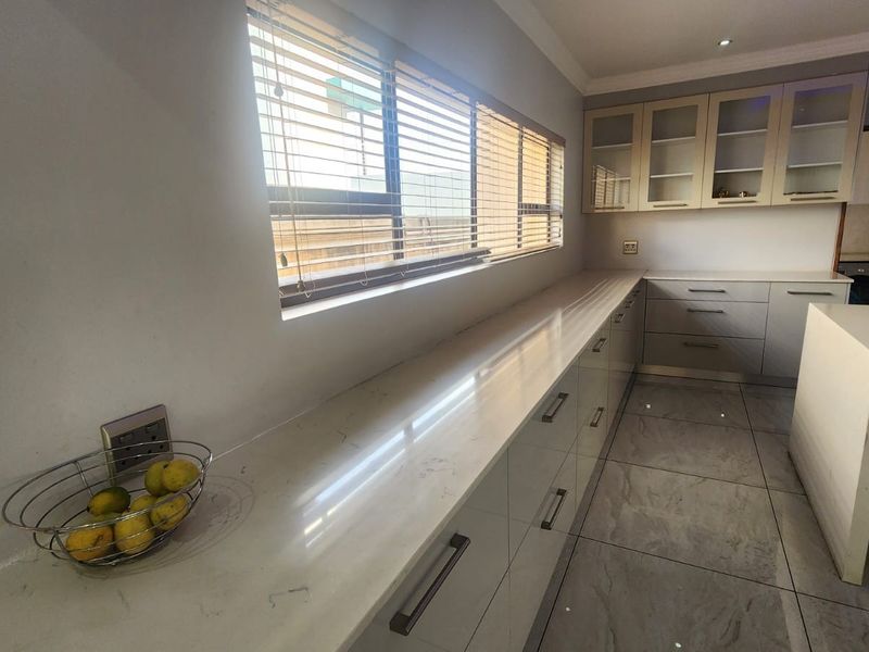 Exceptional 4-Bedroom Luxury Family Home for Sale in Prestigious Helderwyk Estate - Photo 10
