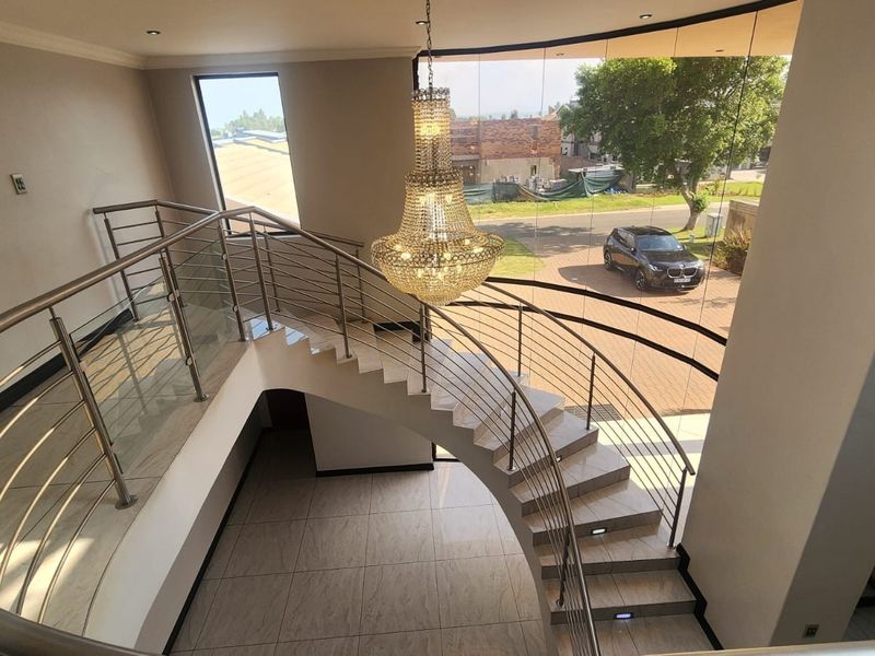 Exceptional 4-Bedroom Luxury Family Home for Sale in Prestigious Helderwyk Estate - Photo 8