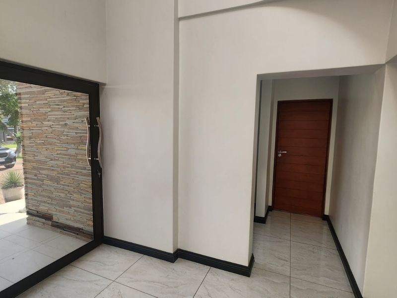 Exceptional 4-Bedroom Luxury Family Home for Sale in Prestigious Helderwyk Estate - Photo 7