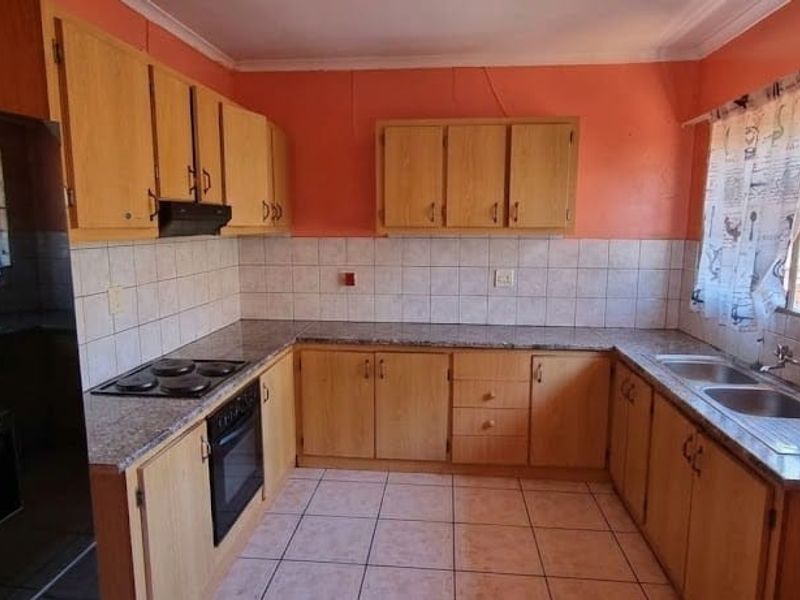 Family Home in Kirstenhof Kimberley - Photo 2