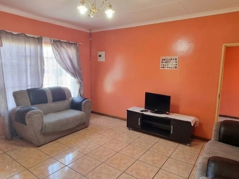 Family Home in Kirstenhof Kimberley - Photo 3
