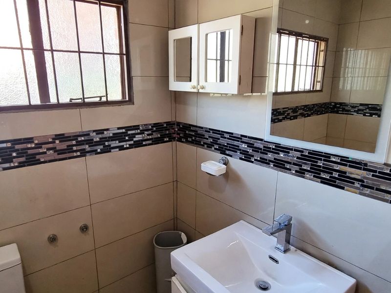 Family Home in Kirstenhof Kimberley - Photo 7