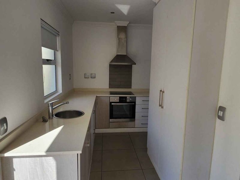 Townhouse For Sale in Kindlewood Estate, Mount Edgecombe, KwaZulu Natal - No Transfer duty - Photo 4