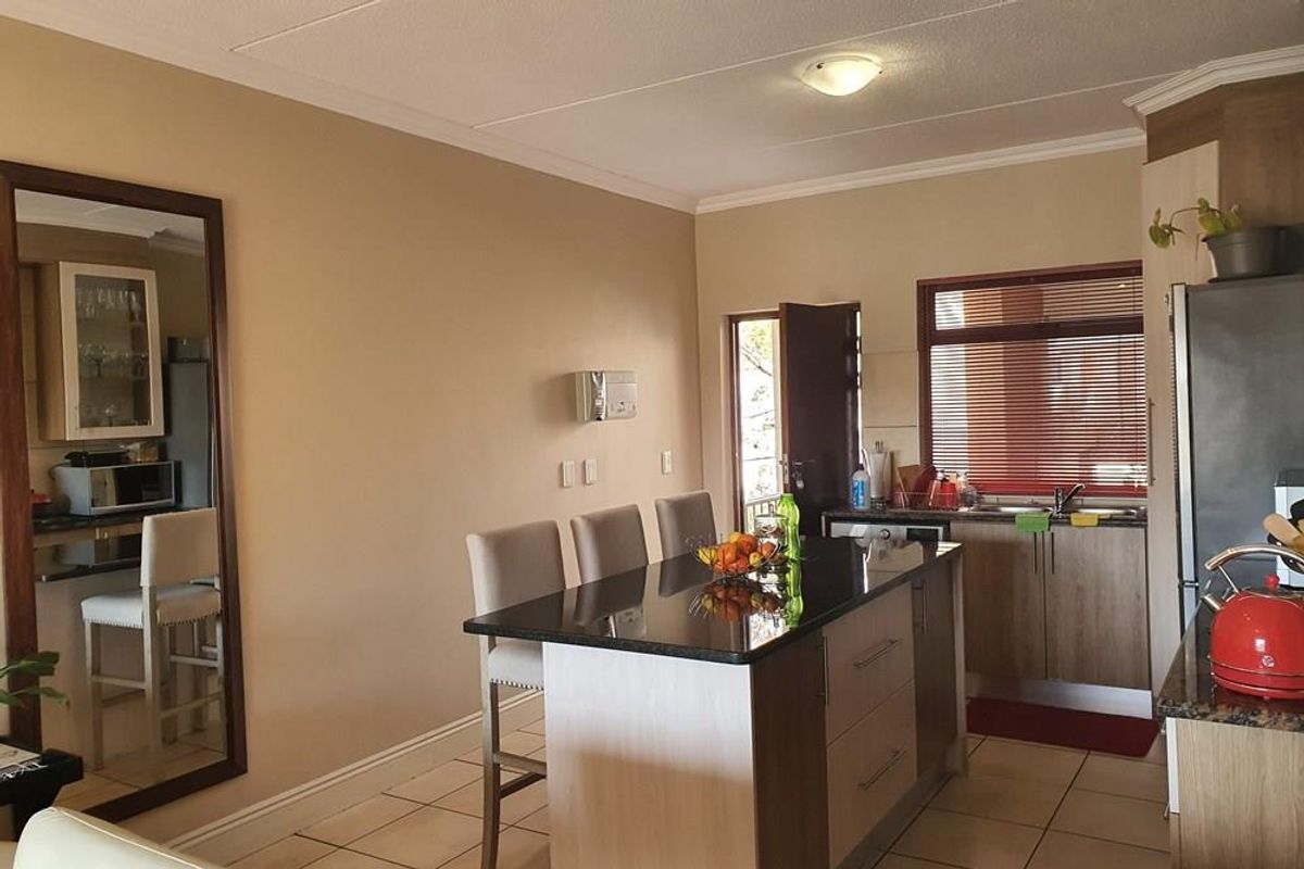 Modern 2-Bedroom, 2-Bathroom Apartment in Sought-After Waterstone Park, Greenstone - Photo 2