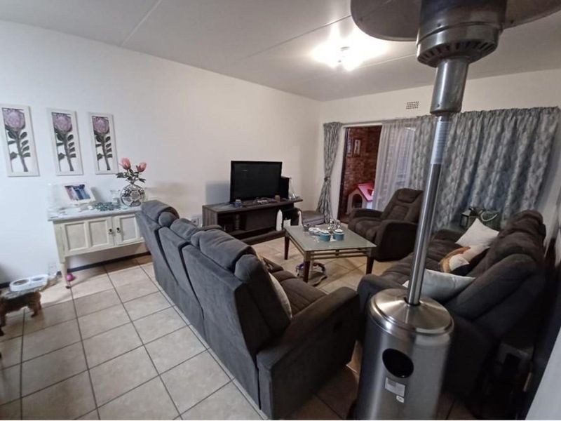 Stylish, Modern and Upper Class Living Ground Floor Unit For Sale (INC GARAGE AND PET FIRIENDLY): - Photo 4