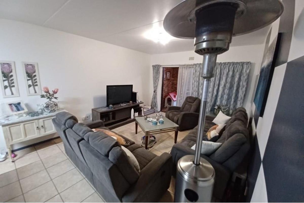 Stylish, Modern and Upper Class Living Ground Floor Unit For Sale (INC GARAGE AND PET FIRIENDLY): - Photo 2