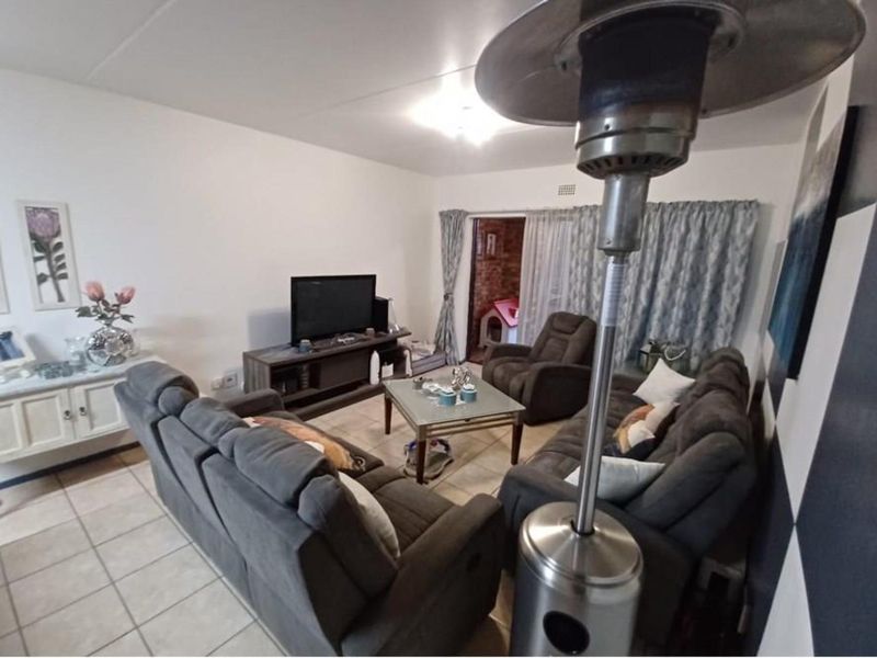 Stylish, Modern and Upper Class Living Ground Floor Unit For Sale (INC GARAGE AND PET FIRIENDLY): - Photo 2