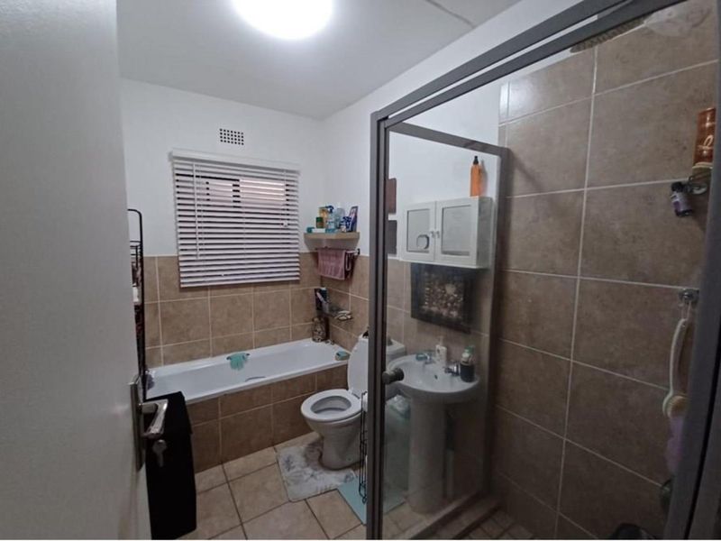 Stylish, Modern and Upper Class Living Ground Floor Unit For Sale (INC GARAGE AND PET FIRIENDLY): - Photo 8