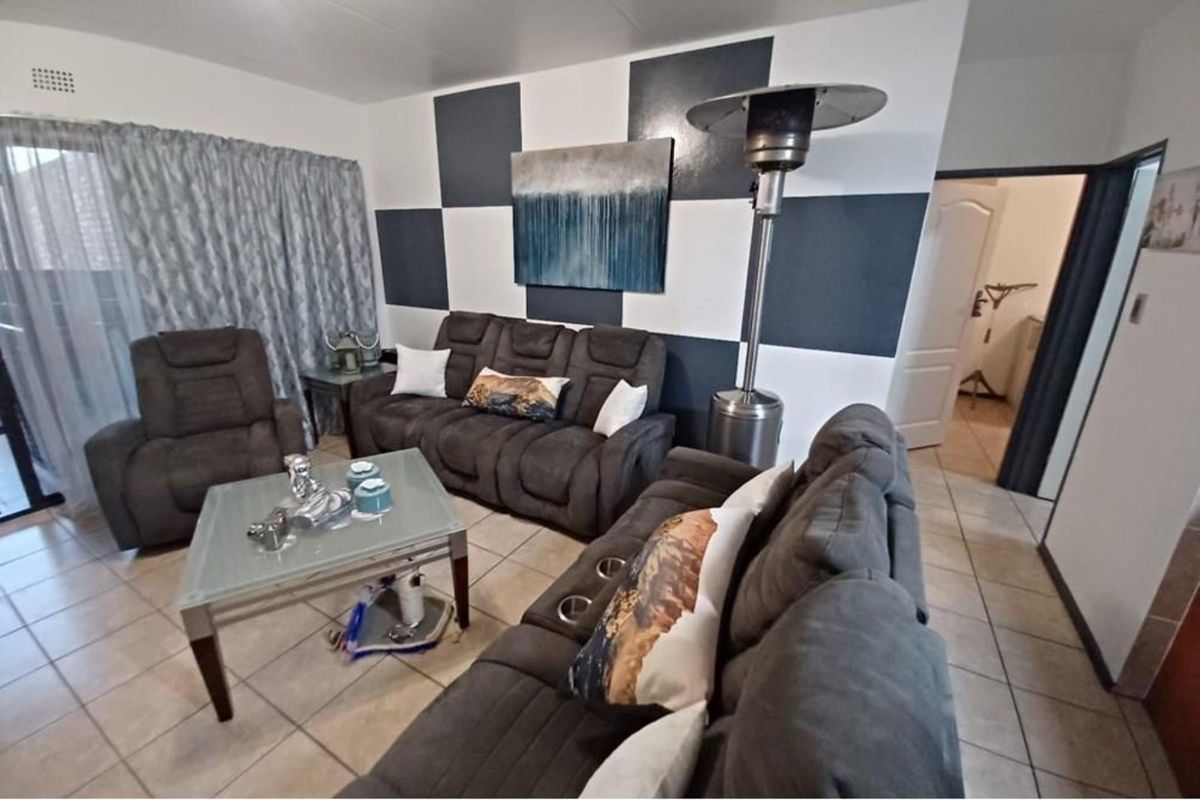 Stylish, Modern and Upper Class Living Ground Floor Unit For Sale (INC GARAGE AND PET FIRIENDLY): - Photo 3