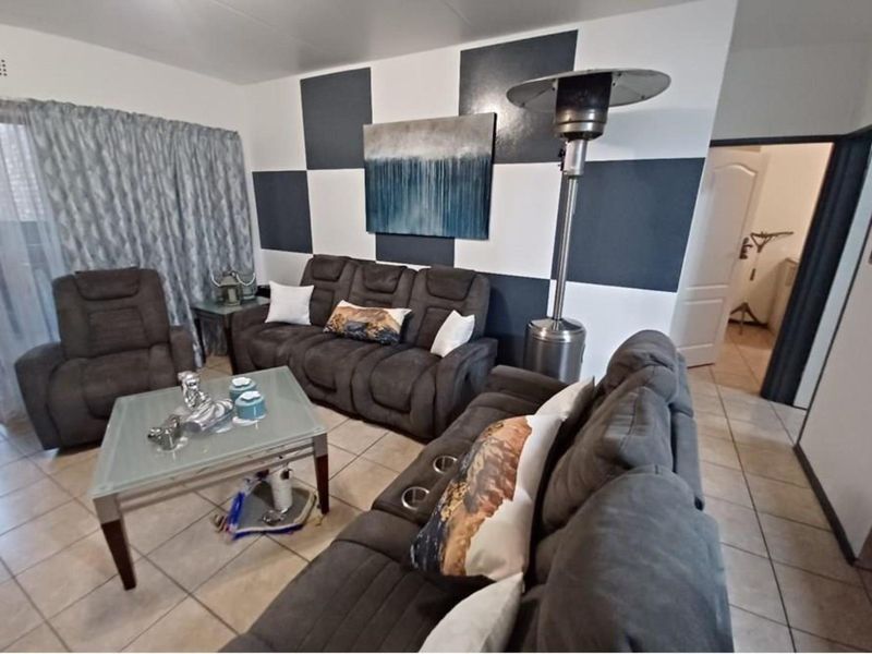 Stylish, Modern and Upper Class Living Ground Floor Unit For Sale (INC GARAGE AND PET FIRIENDLY): - Photo 3