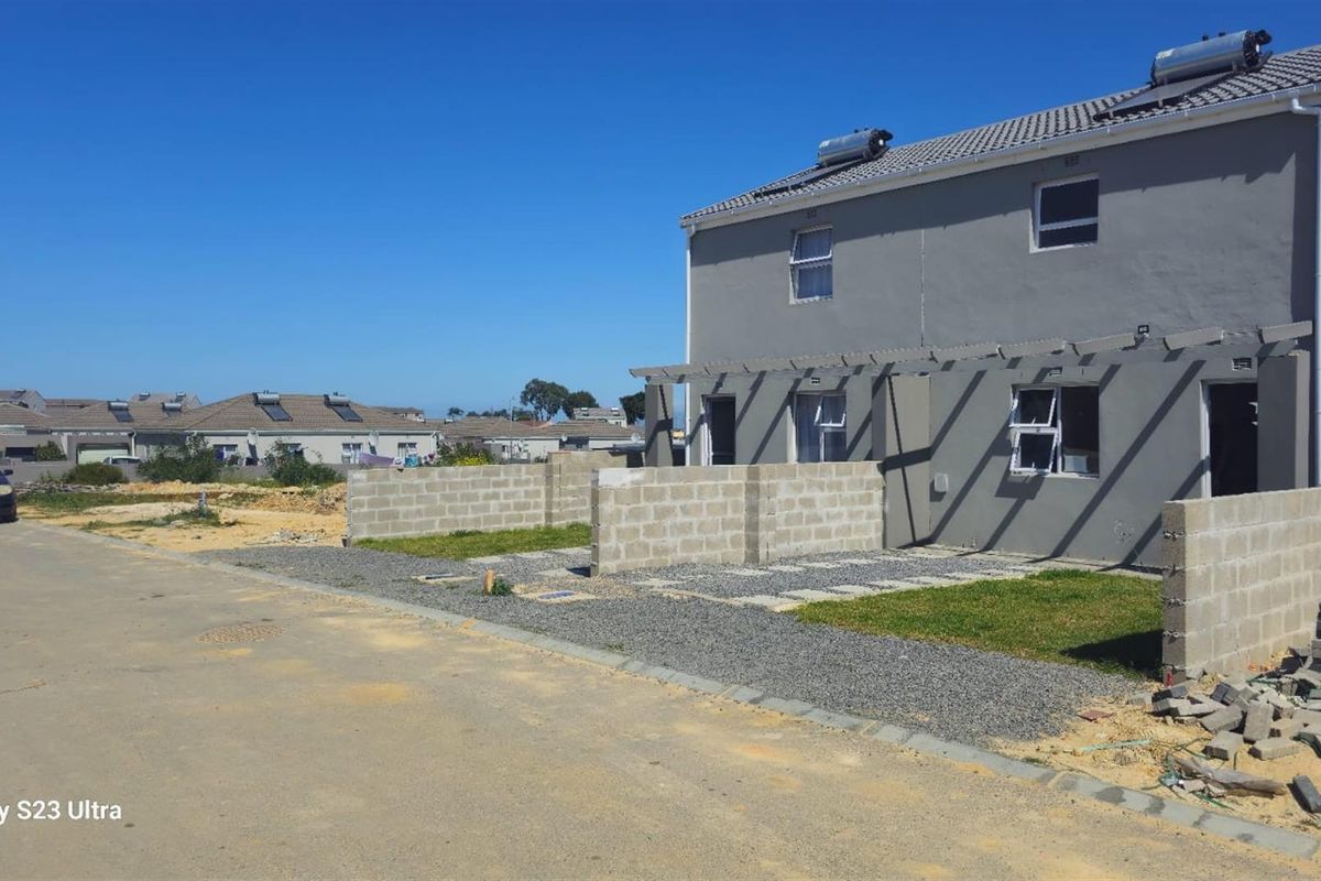 Brand New 75 sqm 2 bed Duplex   in New Development , Bardale Lifestyle Centre, Blue Downs - Photo 3