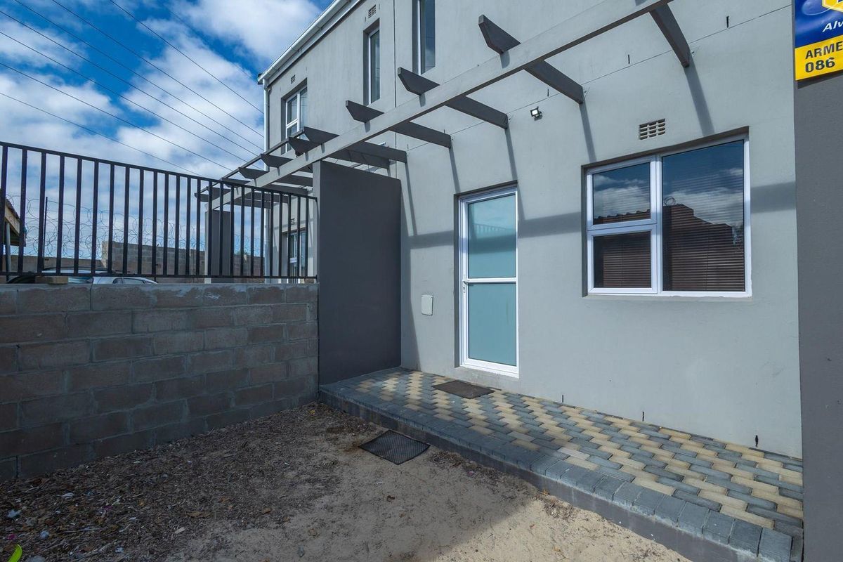 Brand New 75 sqm 2 bed Duplex   in New Development , Bardale Lifestyle Centre, Blue Downs - Photo 2