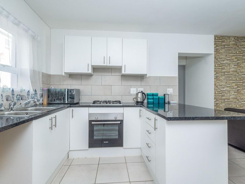 Brand New 75 sqm 2 bed Duplex   in New Development , Bardale Lifestyle Centre, Blue Downs - Photo 8