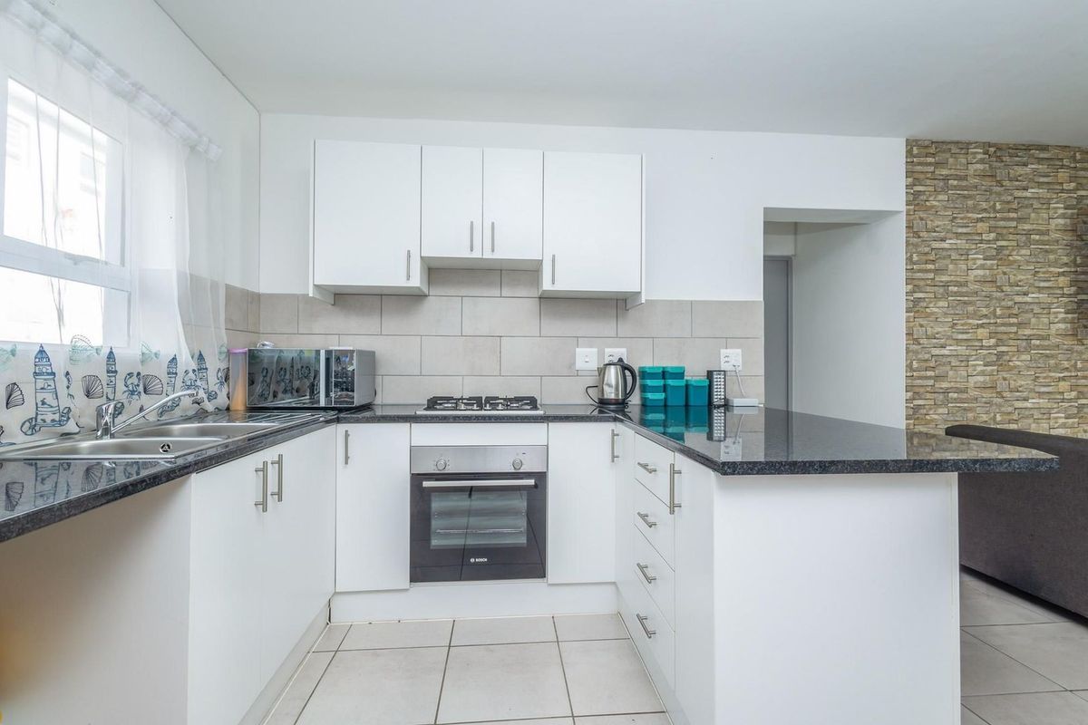 Brand New 75 sqm 2 bed Duplex   in New Development , Bardale Lifestyle Centre, Blue Downs - Photo 4
