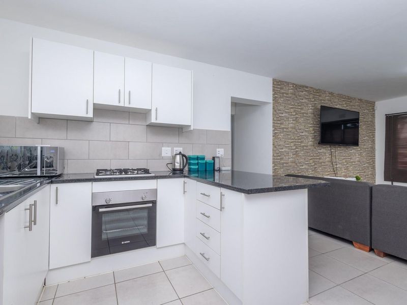 Brand New 75 sqm 2 bed Duplex   in New Development , Bardale Lifestyle Centre, Blue Downs - Photo 5