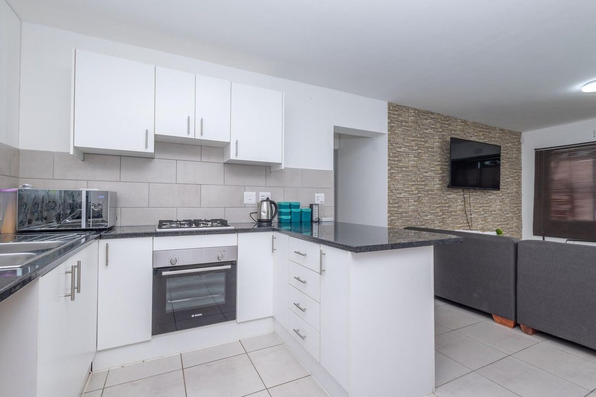 Brand New 75 sqm 2 bed Duplex   in New Development , Bardale Lifestyle Centre, Blue Downs - Photo 5