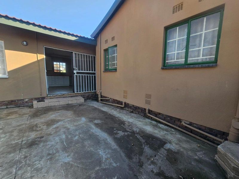 House To Rent in Brackendowns, Alberton - Photo 1