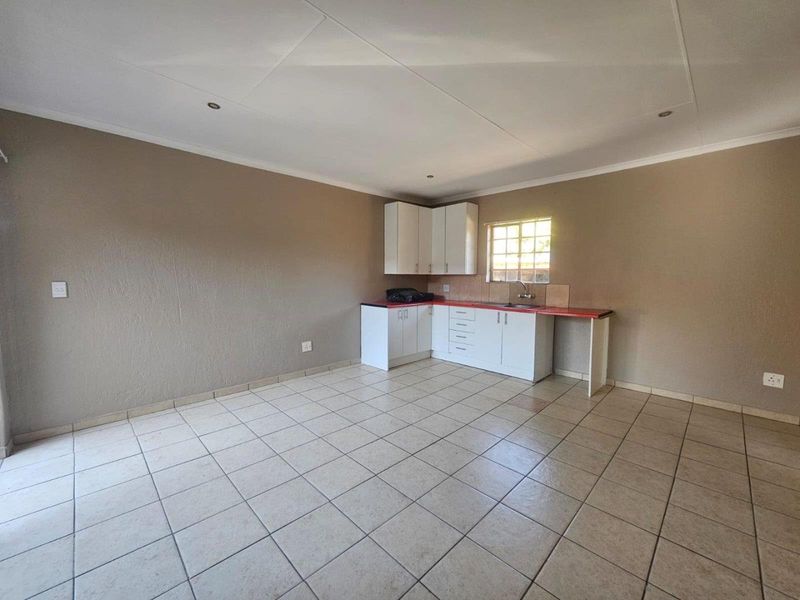 House To Rent in Brackendowns, Alberton - Photo 2