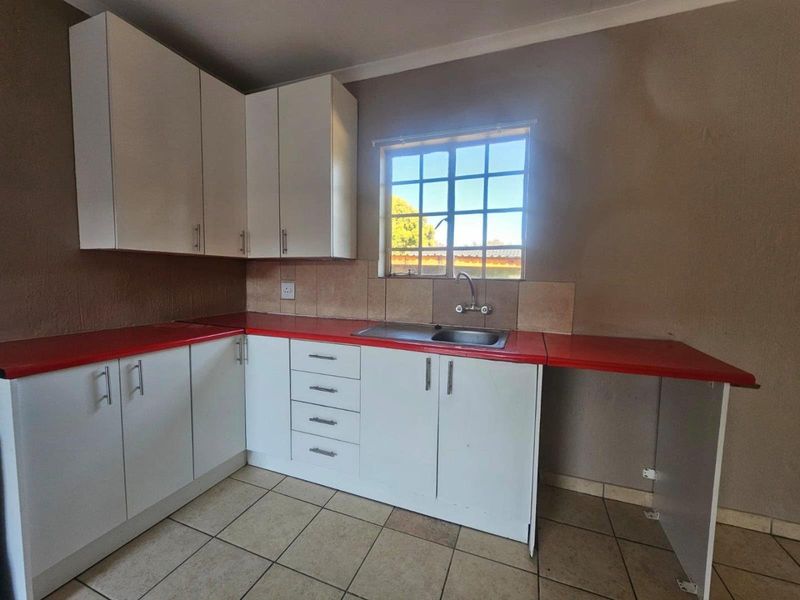 House To Rent in Brackendowns, Alberton - Photo 4