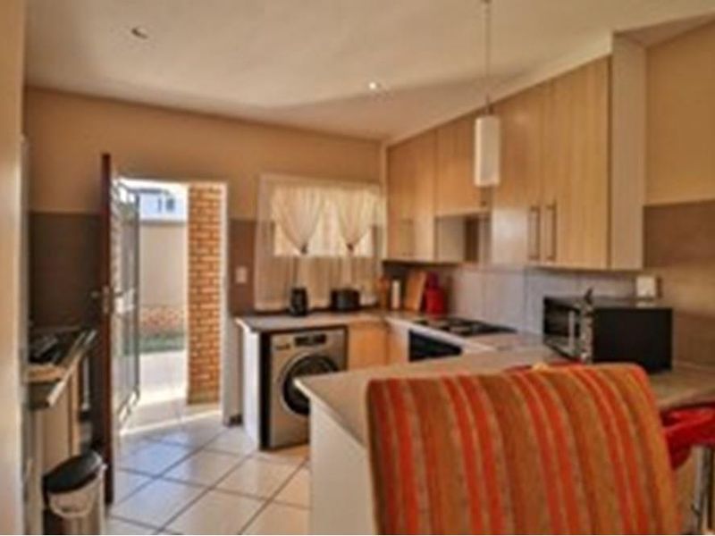 MODERN Apartment - LOCATION, CONVENIENCE, LIFESTYLE - Solar geyser, Fibre installed - Photo 9