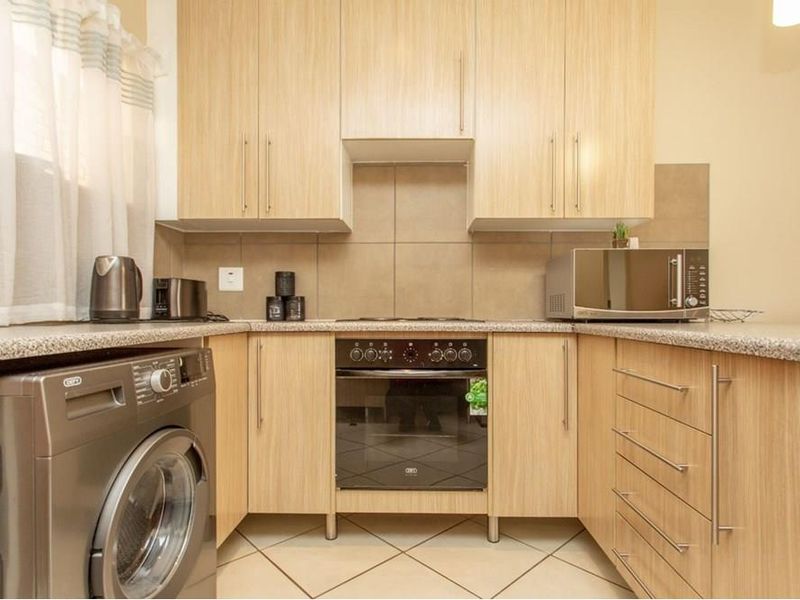 MODERN Apartment - LOCATION, CONVENIENCE, LIFESTYLE - Solar geyser, Fibre installed - Photo 6