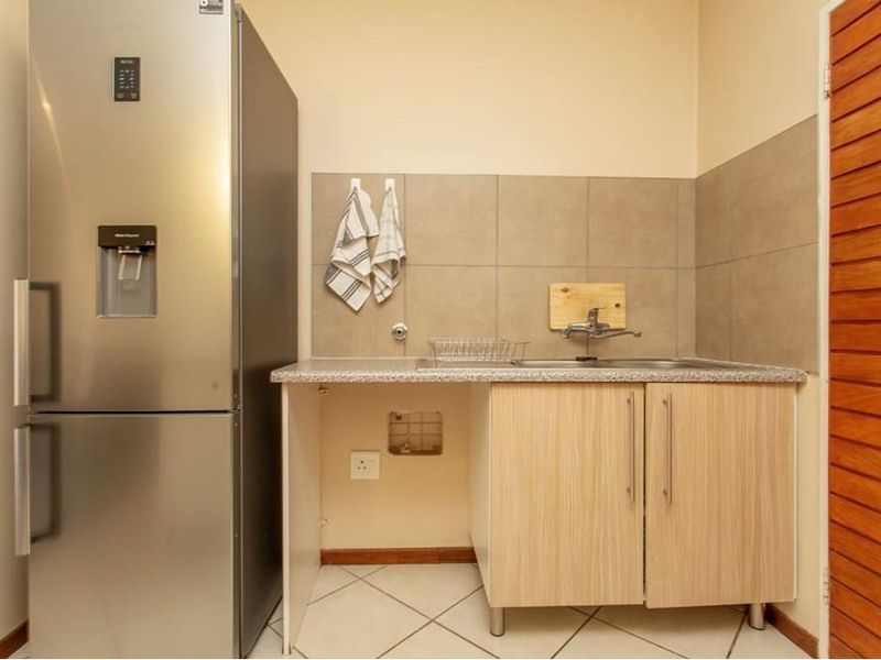 MODERN Apartment - LOCATION, CONVENIENCE, LIFESTYLE - Solar geyser, Fibre installed - Photo 7