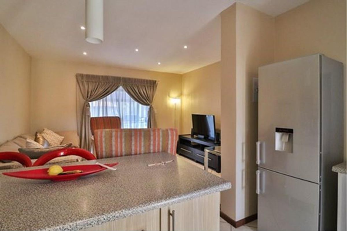 MODERN Apartment - LOCATION, CONVENIENCE, LIFESTYLE - Solar geyser, Fibre installed - Photo 5