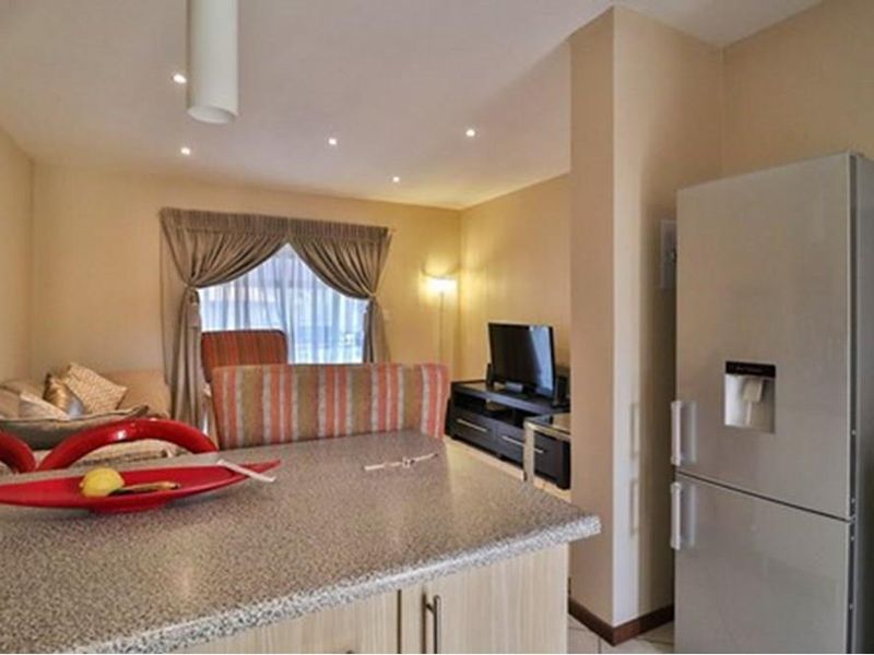 MODERN Apartment - LOCATION, CONVENIENCE, LIFESTYLE - Solar geyser, Fibre installed - Photo 5