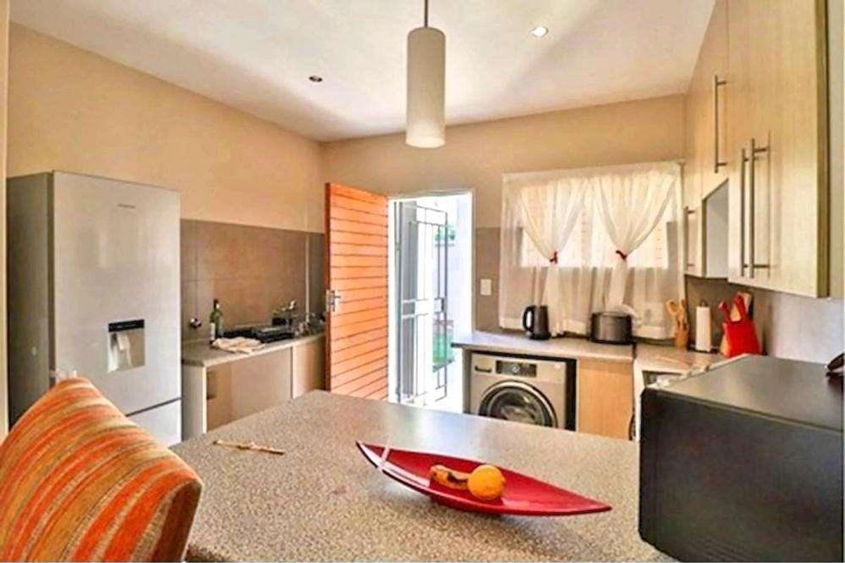 MODERN Apartment - LOCATION, CONVENIENCE, LIFESTYLE - Solar geyser, Fibre installed - Photo 4