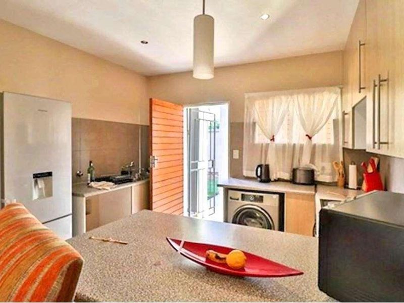 MODERN Apartment - LOCATION, CONVENIENCE, LIFESTYLE - Solar geyser, Fibre installed - Photo 4