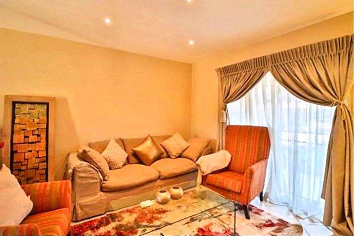 MODERN Apartment - LOCATION, CONVENIENCE, LIFESTYLE - Solar geyser, Fibre installed - Photo 3