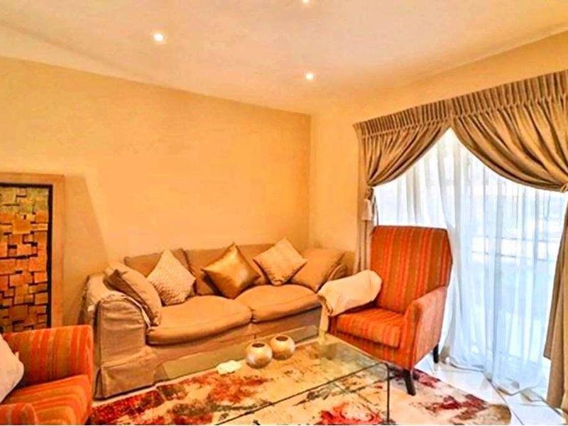 MODERN Apartment - LOCATION, CONVENIENCE, LIFESTYLE - Solar geyser, Fibre installed - Photo 3