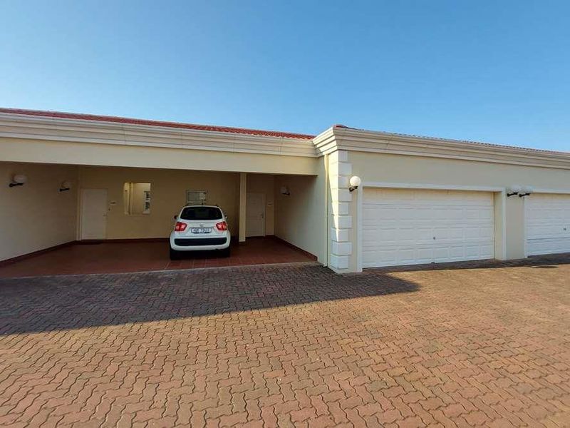 Luxury 2 Bed unit with drive up access in La Lucia for sale - Photo 4