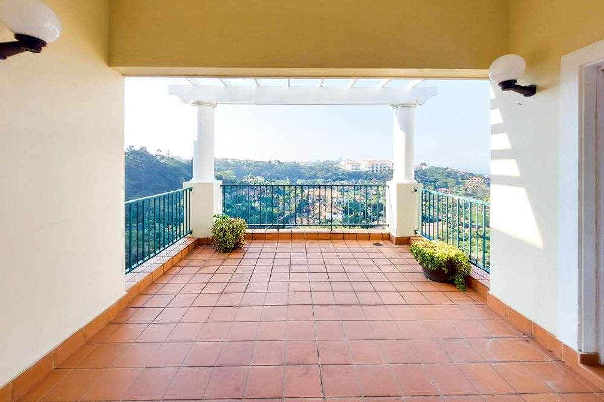 Luxury 2 Bed unit with drive up access in La Lucia for sale - Photo 5