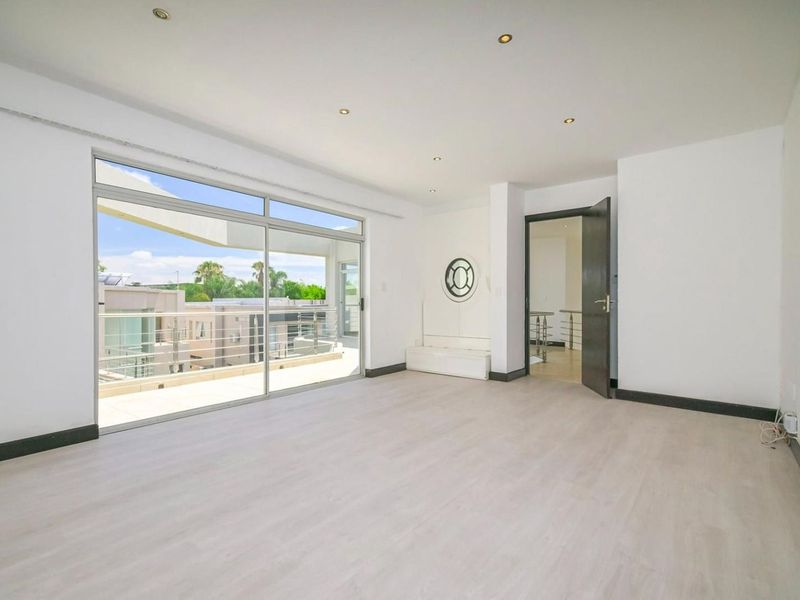 Stylish 4 bedroom duplex cluster in prime location - close to everything - Photo 10