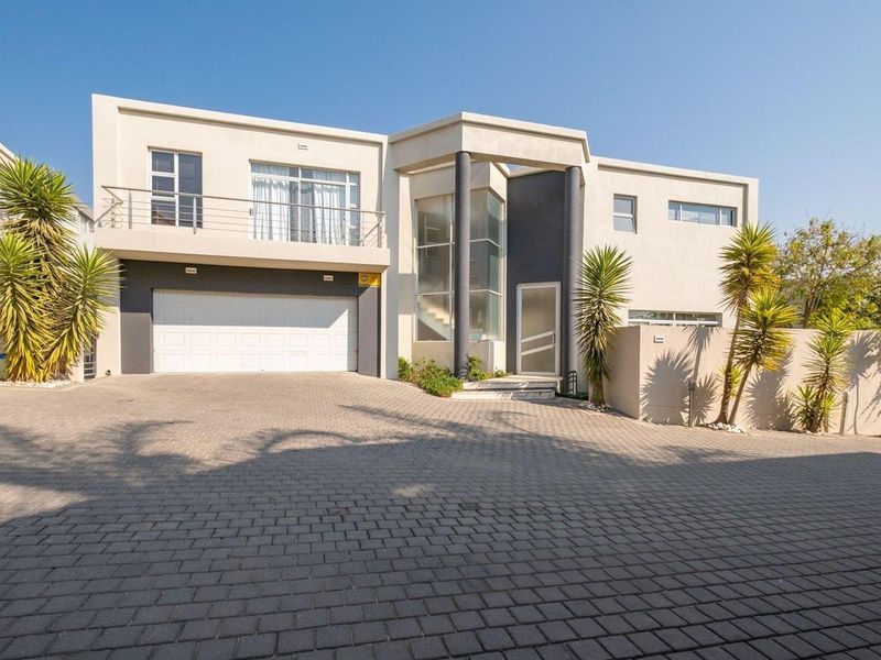 Stylish 4 bedroom duplex cluster in prime location - close to everything - Photo 2