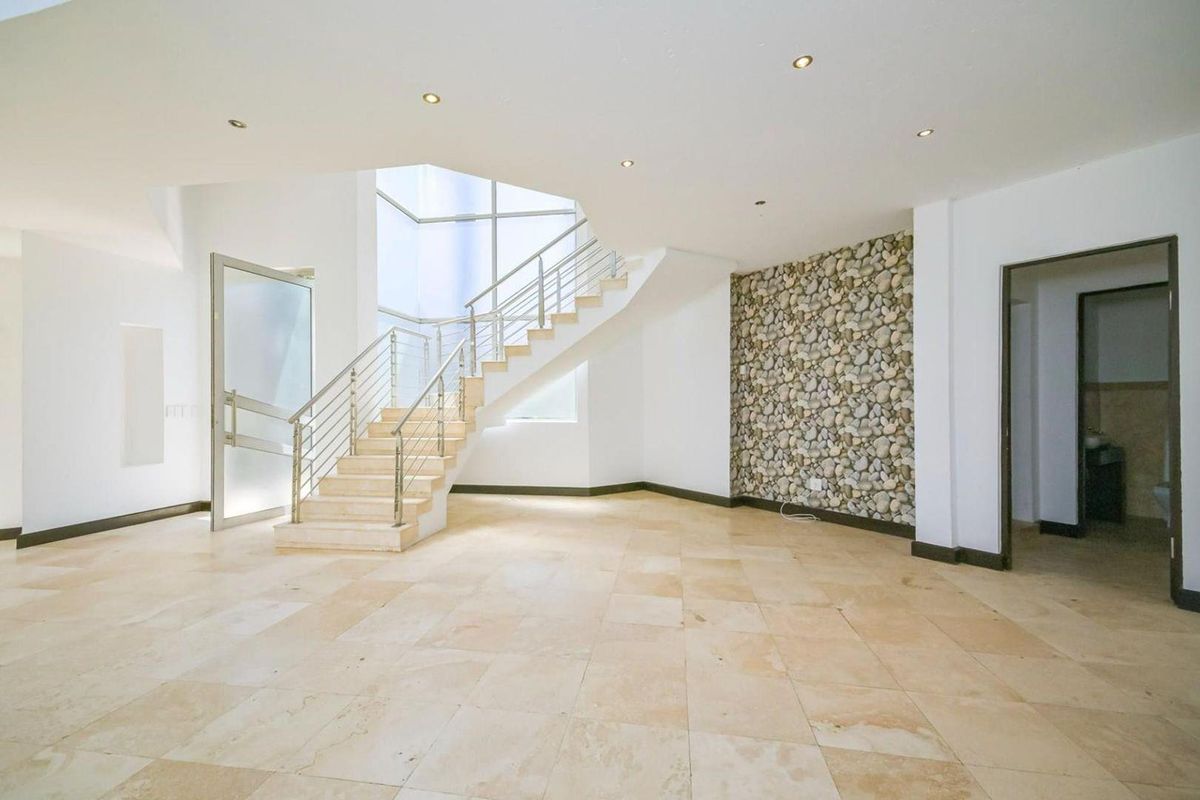 Stylish 4 bedroom duplex cluster in prime location - close to everything - Photo 4