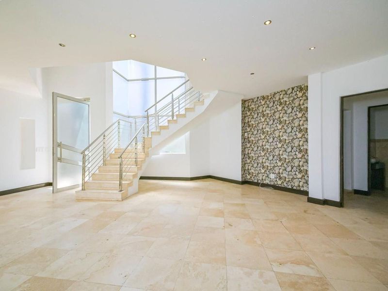 Stylish 4 bedroom duplex cluster in prime location - close to everything - Photo 4