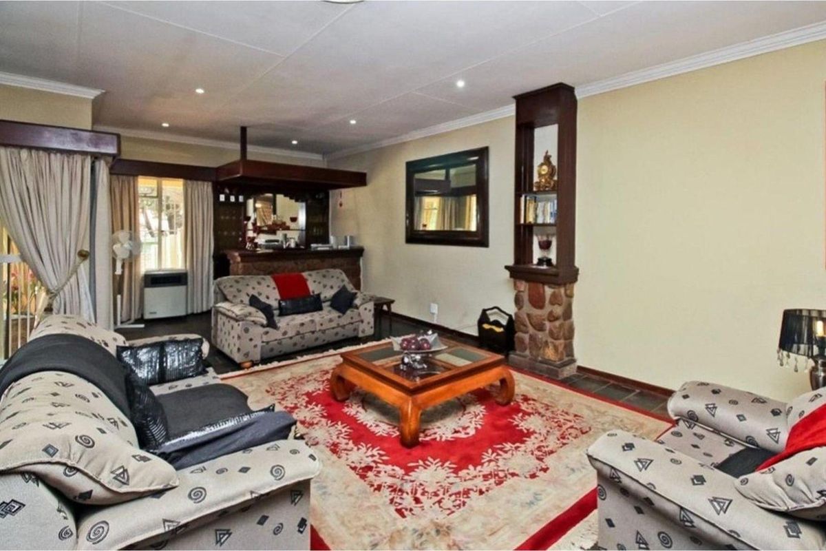 9 Bedroom House For Sale in Morning Hill, Bedfordview - Photo 4
