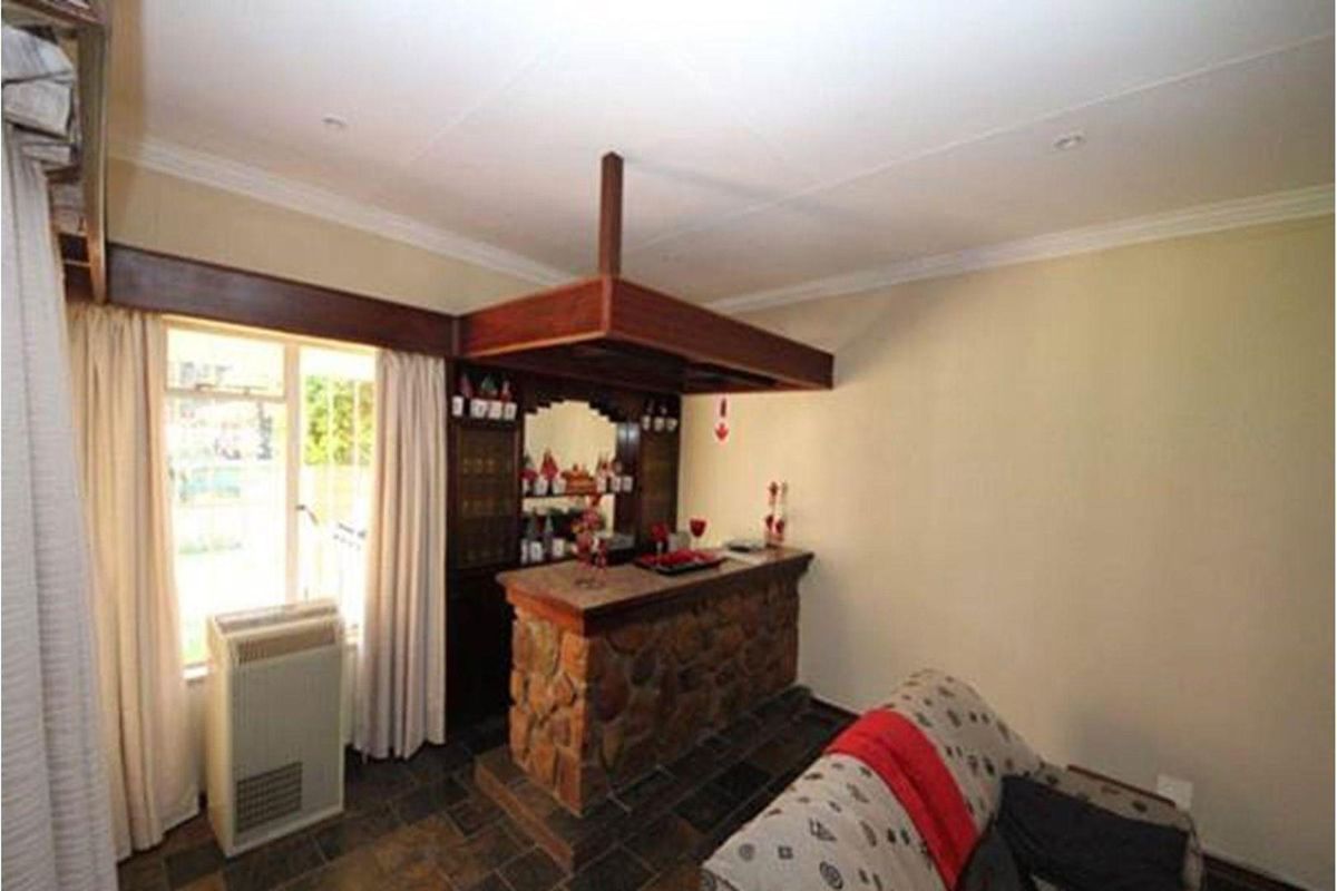 9 Bedroom House For Sale in Morning Hill, Bedfordview - Photo 3
