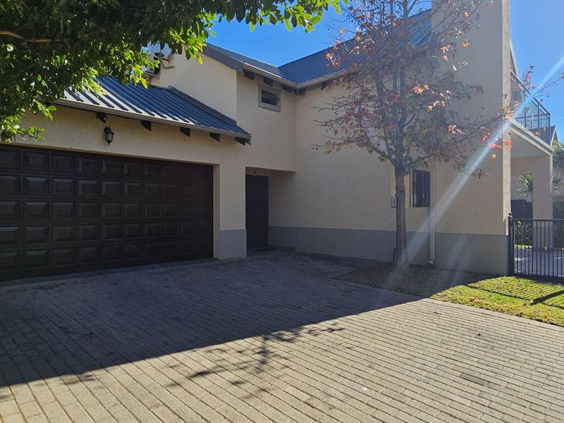 Townhouse to Rent in Equestria, Pretoria - Photo 1