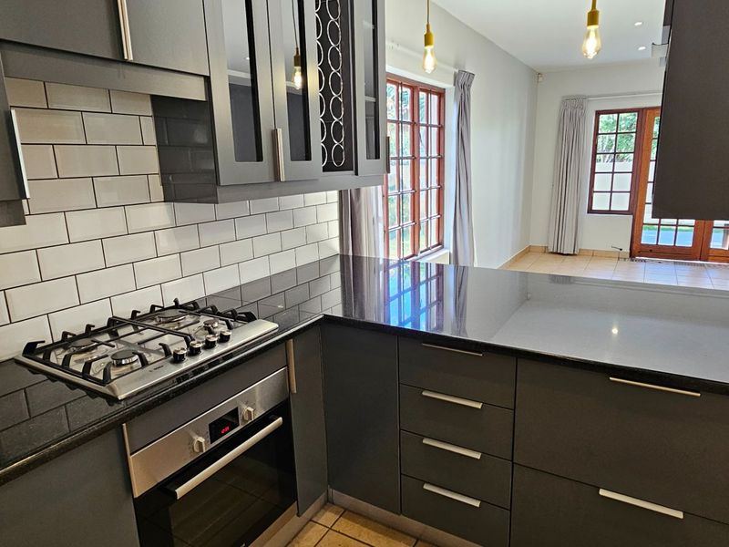 Townhouse to Rent in Equestria, Pretoria - Photo 2