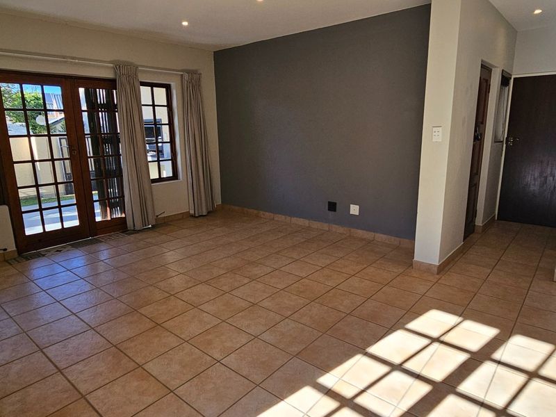 Townhouse to Rent in Equestria, Pretoria - Photo 6