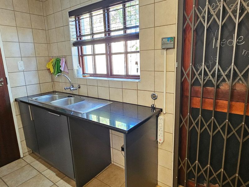 Townhouse to Rent in Equestria, Pretoria - Photo 5