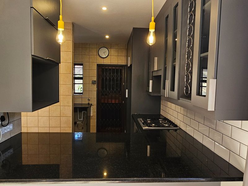 Townhouse to Rent in Equestria, Pretoria - Photo 4