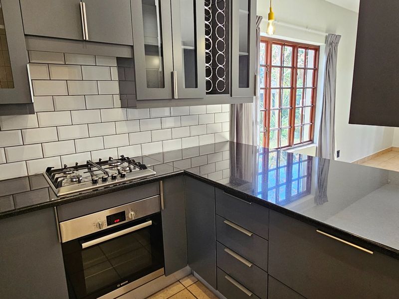 Townhouse to Rent in Equestria, Pretoria - Photo 3