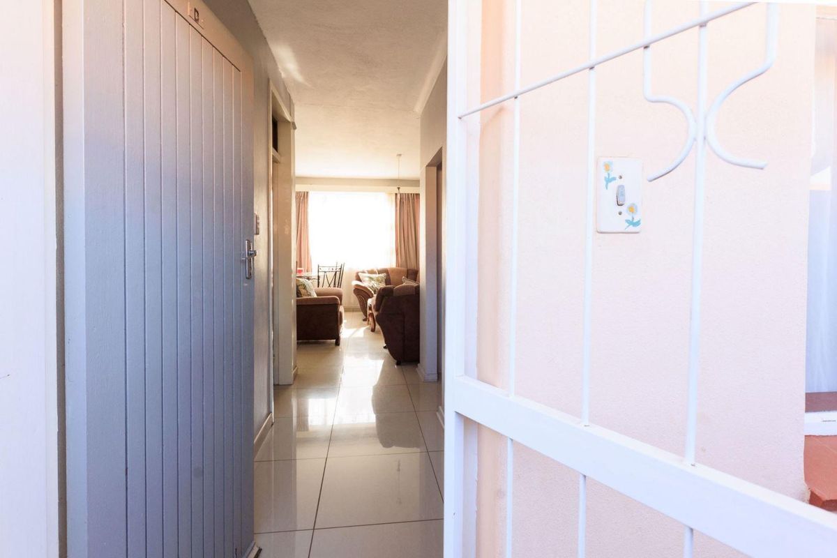 Apartment for sale in Barry Hertzog Park, Newcastle, KwaZulu Natal - Photo 5