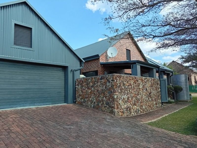 House For Sale in Negester Klein-Kariba, Bela Bela - Photo 2