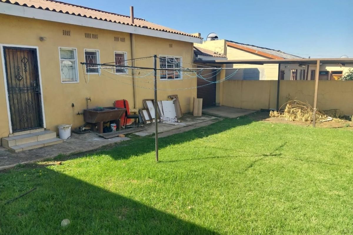 3 Bedroom House for sale in Pimville, Soweto - Photo 2