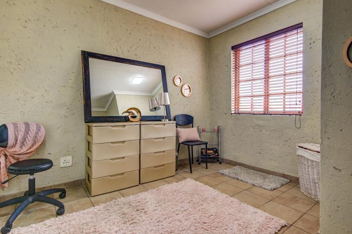 Townhouse For Sale in Glen Marais, Kempton Park - Photo 2